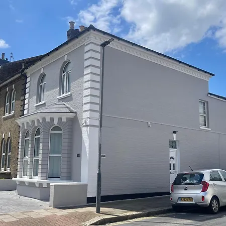 The Lux Ville, Stunning 6 Bedroom Home In London